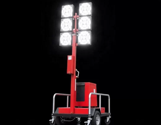 Torre de iluminação móvel com seis painéis de LED acesos, ideal para festivais, eventos ou obras que requerem iluminação potente.