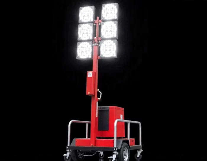 Torre de iluminação móvel com seis painéis de LED acesos, ideal para festivais, eventos ou obras que requerem iluminação potente.
